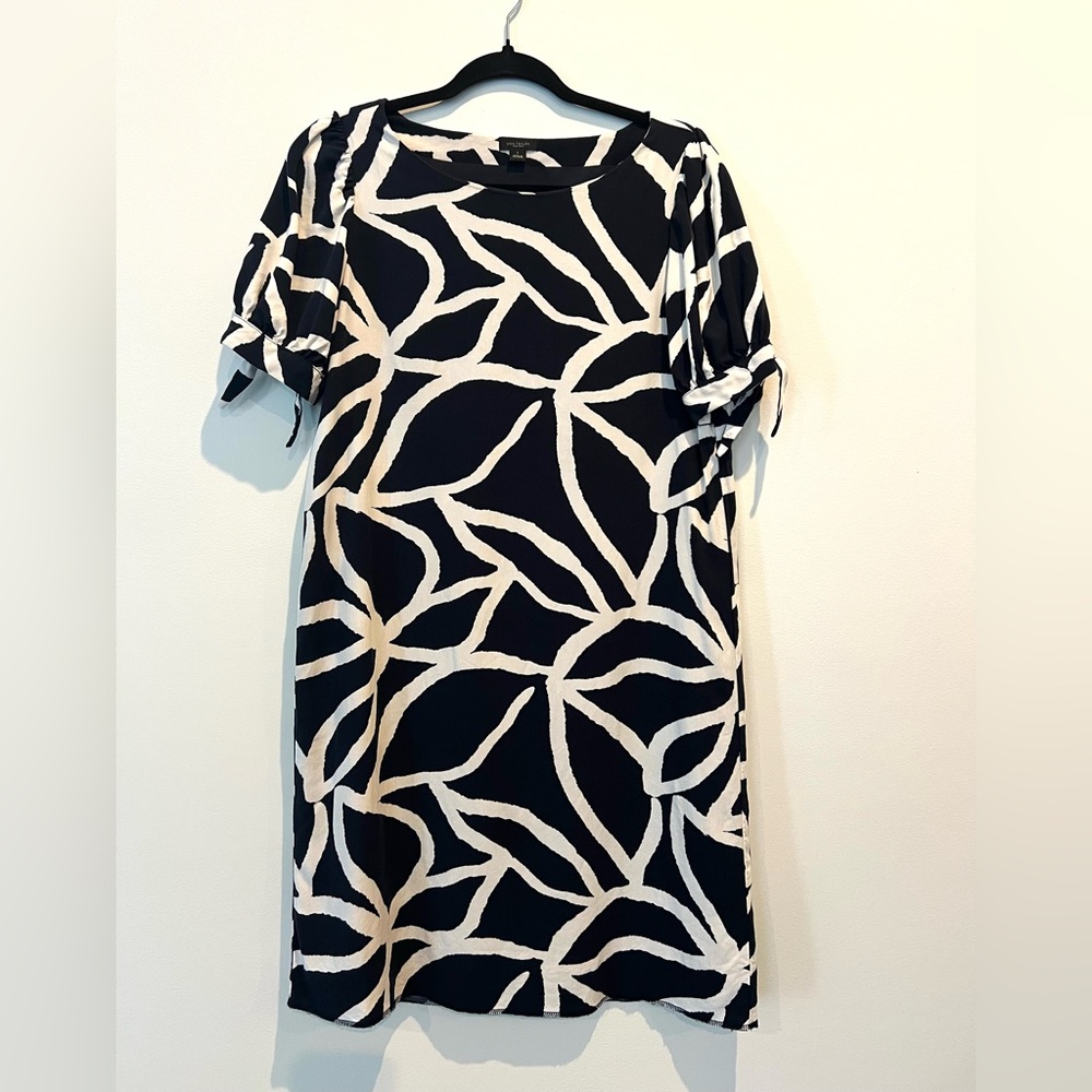 Ann Taylor Navy and White Geometric Leaf Pattern Dress
